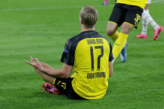 裁判看完VAR！指向点球点！法比奥打门制造了马亚手球！国安获得点球机会！